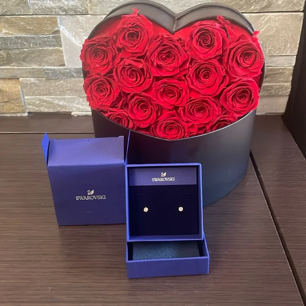 Swarovski rose gold studs - Picture 1 of 5